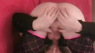 Очарователна брюнетк ...