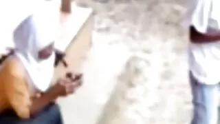 Младата жена е безми ...