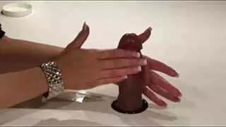 Русата красавица се  ...