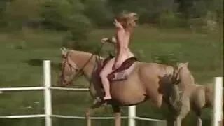 Момичето гали путенц ...