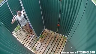 Момичето се съблича  ...