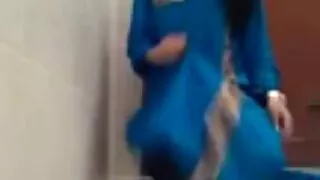 На кораба мъж пъхна  ...