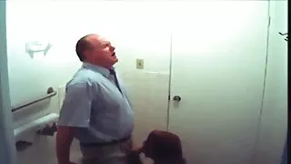 Заковава две баби в  ...