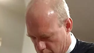 Мъжете жестоко разкъ ...