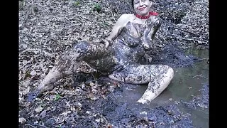 Чука се с две мацки  ...