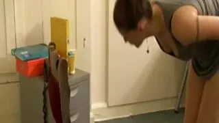Мама помага на млада ...