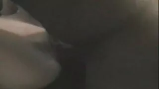 Стройна брюнетка се  ...