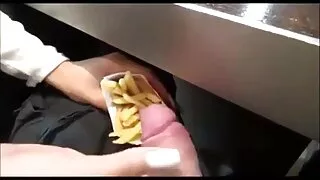 Блондинката облегна  ...